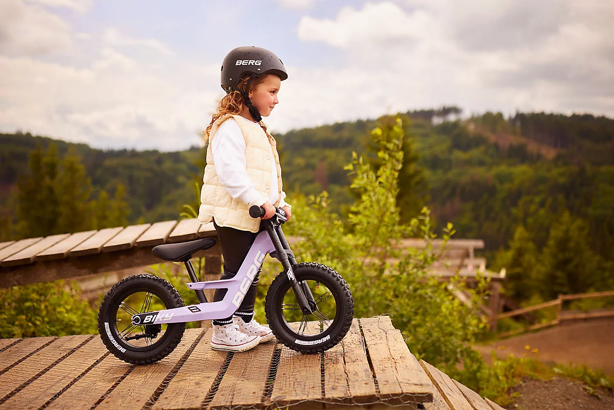 berg-biky-cross-purple-handbrake-balance-bike-2-5-5-years~8715839100662_01c_MP
